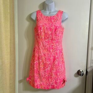 Lilly Pulitzer Dress Size 00 fits like a XS please see measurements below 👇
